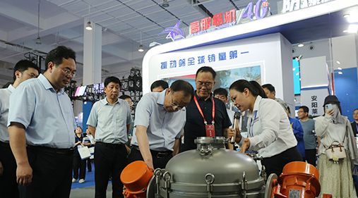 中原農(nóng)谷第二屆振動機械產(chǎn)業(yè)博覽會盛大開幕，新鄉(xiāng)市長魏建平親臨高服展區(qū)指導(dǎo)工作